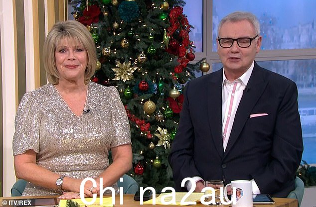 2020 年 12 月,61 岁的 Eamonn Holmes 和 60 岁的 Ruth Langford 在周五代替了 Holly Willoughby 和 Phillip Schofield,他们被取消了每周的工作岗位,由 45 岁的 Alison 代替, and Dermot O'Leary