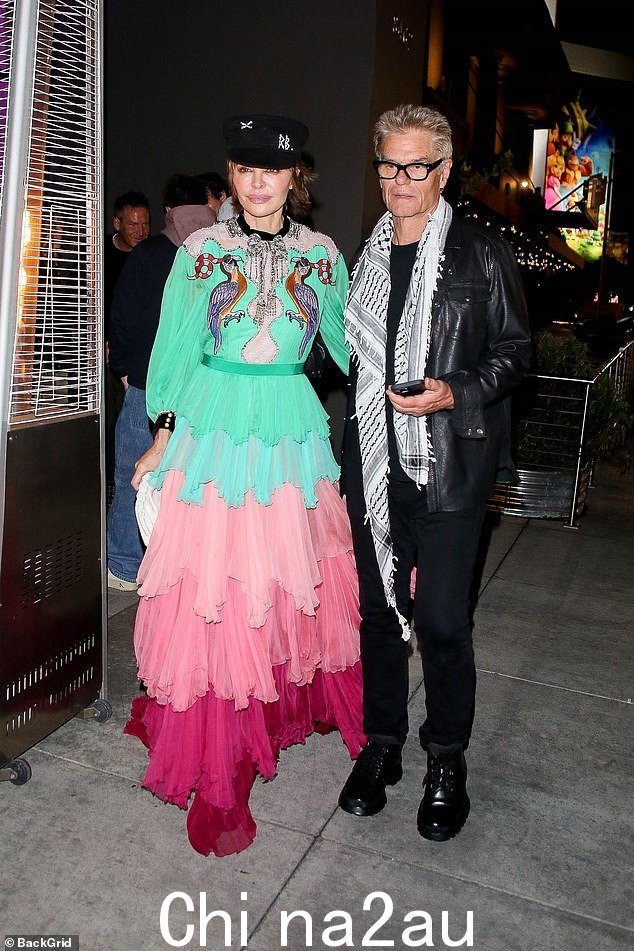 亲密的家庭:她著名的父母 Lisa Rinna 和 Harry Hamlin 也出席了会议,支持他们 24 岁的长子,因为她在 17 岁就首次亮相秀场后开始了她的音乐生涯