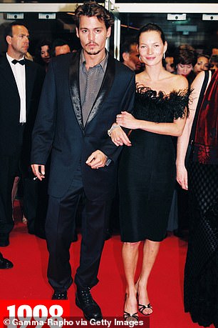 LBD:即使是 49 岁的时尚达人 Kate Moss 也穿上了同样的衣服,在 1998 年戛纳电影节上首次亮相黑色中长裙(与约翰尼德普合影)