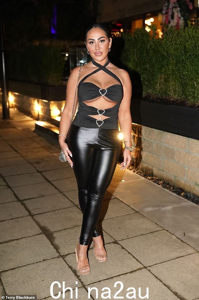 热门话题:Geordie Shore 校友 Sophie,33 岁,穿上镂空黑色上衣和紧身皮裤迎接她的重要夜晚,展现出活泼的一面