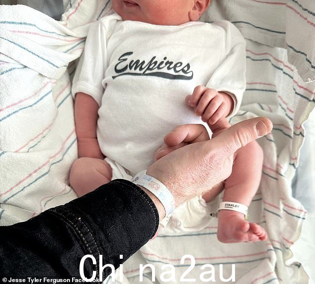 可爱:弗格森在 Instagram 上分享了一条帖子,宣布了他们孩子的 birth,他们命名为 Sullivan
