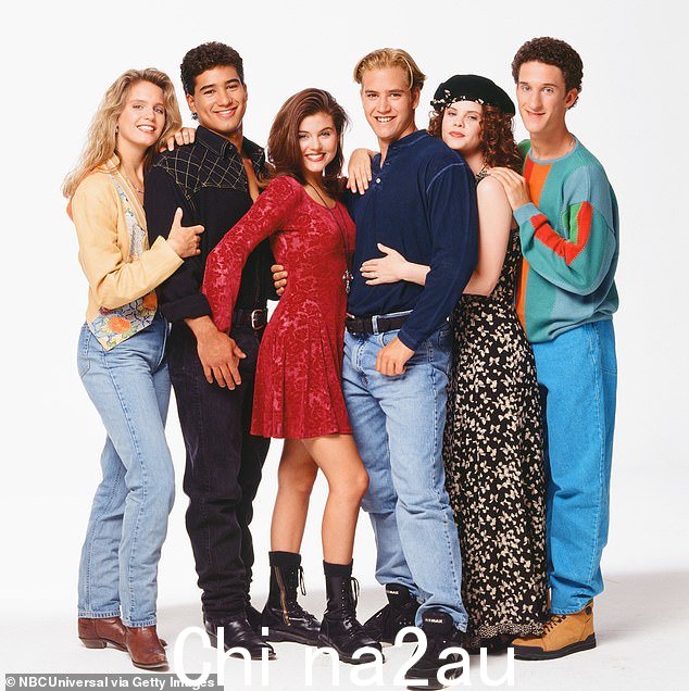 标志性的:由贝尔从 1989 年到 1993 年在 NBC 跑了四个赛季;图为明星安妮·特雷姆科、马里奥·洛佩兹、蒂法尼·泰森、马克-保罗·戈斯拉尔、基尔斯滕·沃伦、达斯汀·戴蒙德
