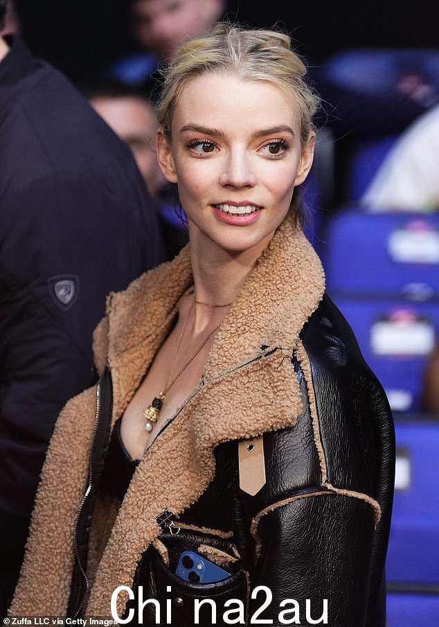 外出走动:Anya Taylor-Joy(如图)和 Tom Holland 领衔明星出席周六在伦敦 O2 体育馆举行的 UFC 286 活动