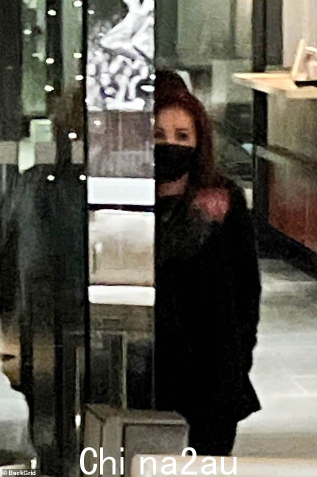 匿名:埃尔维斯普雷斯利的前妻下半部分戴着黑色防护面具,不易被认出