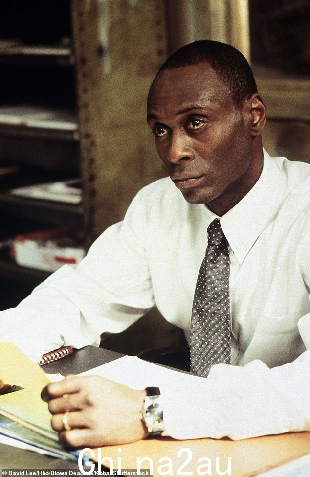 突破口:Reddick 在广受好评的 HBO 犯罪剧集 The Wire (2002-2008) 中扮演了 Cedric Daniels 这一突破性的角色,连续五季播出