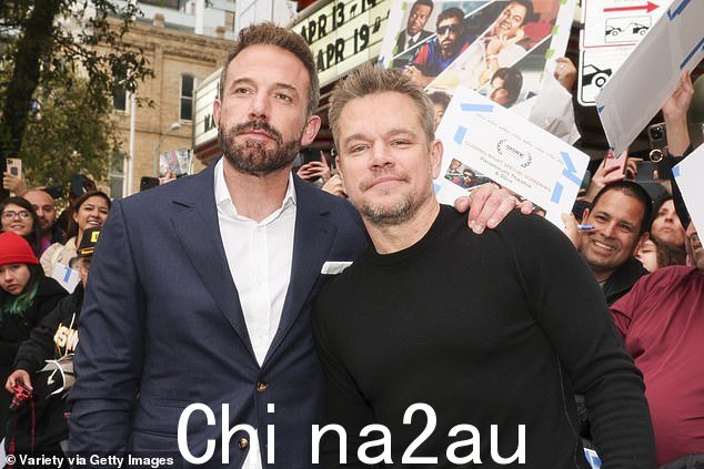 好朋友:Ben 和 Matt 在剧院外停下来与粉丝合影并签名