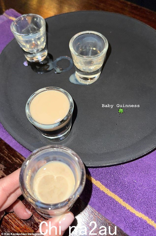 伦敦女孩:她在她的 Instagra 上分享了这个夜晚我写了很多故事,并写道,“在这个圣帕迪节跳酒吧”,因为她和她的朋友们举起他们的品脱吉尼斯啤酒,并拍摄了婴儿吉尼斯黑啤酒