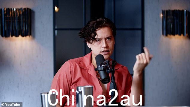现在:Sprouse 直言不讳地表达了他母亲将他和孪生兄弟 Dylan 推向演艺界的决定