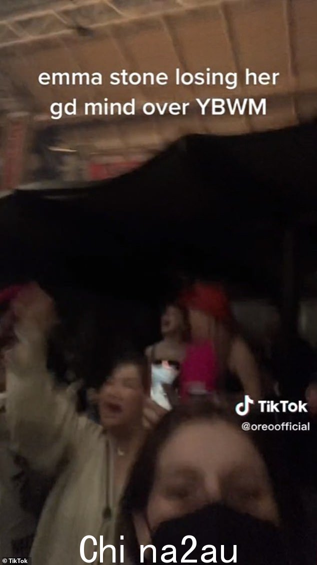 热门曲目:在用户@oreoofficial 发布的第一个片段中,这位 34 岁的表演者一边跳舞一边唱歌,而这位 33 岁的热门歌曲制作人则高唱她的曲目 You Belong With我
