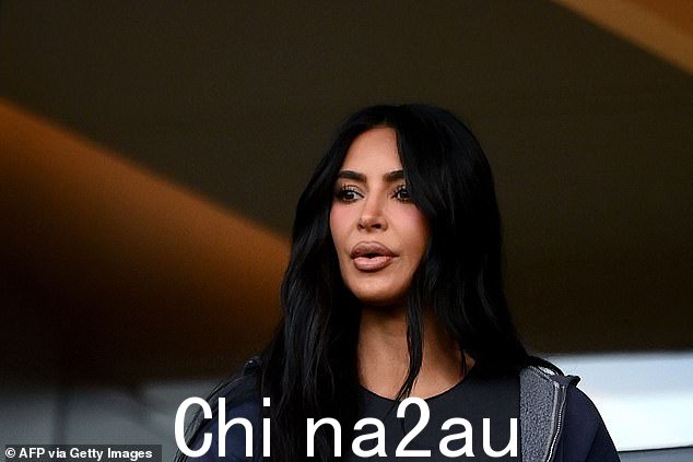 欧洲之旅:Kardashian,一位迄今不为人知的足球迷,在伦敦短暂停留后前往巴黎
