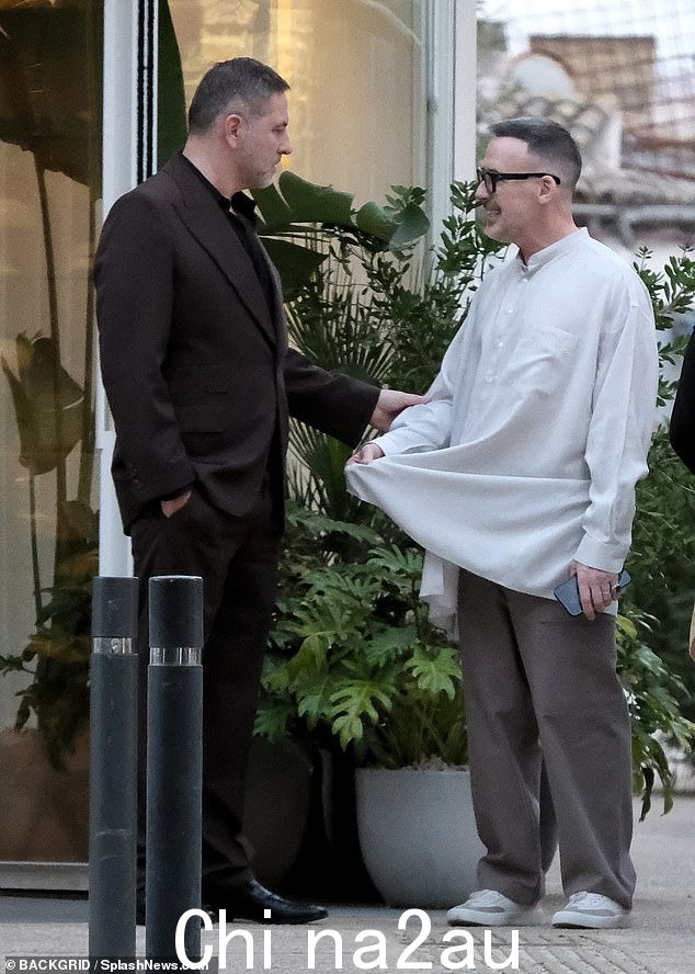 好朋友:她和 51 岁的好朋友 David Walliams(左)和 60 岁的 David Furnish(右)一起乘坐 Elton John 的私人飞机