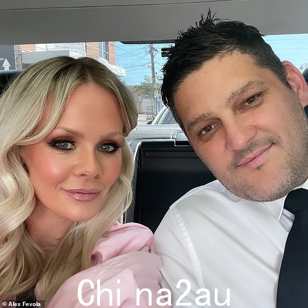 这位前 Carlton 伟人一直在与酗酒和赌博问题作斗争。与妻子 Alex Fevola 合照