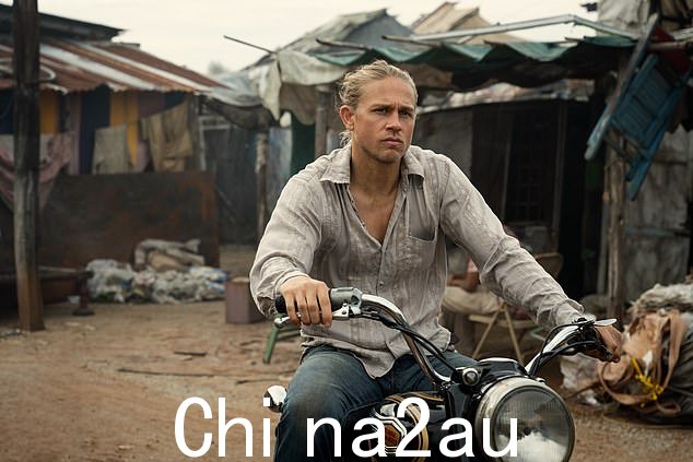 一劳永逸:去年 12 月,Hunnam 发现他的 Apple TV+ 剧集惊悚片系列 Shantaram 在第一季大结局前后被取消时,他的日程安排会有很大的空缺;他在印度、泰国和澳大利亚拍摄的节目场景中合照