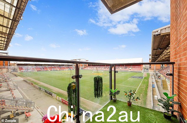 公寓的p私人阳台享有 Leyton Orient 足球场整个球场的景致
