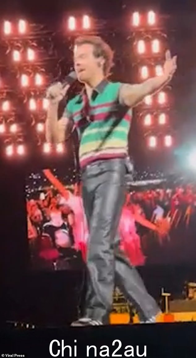 '祝你生活幸福!' Harry Styles 周五第三次扮演丘比特,帮助一位粉丝向他的女朋友求婚,因为他的 Love On Tour 抵达新加坡