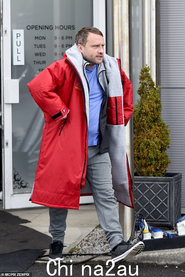 低调:Paul 穿着一条灰色慢跑裤、一件蓝色 T 恤和一件运动服上衣,打造出休闲身材