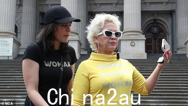 英国反跨性别活动家 Kellie-Jay Keen-Minshull(右图)'让女性发言'在维多利亚议会外的活动中发言