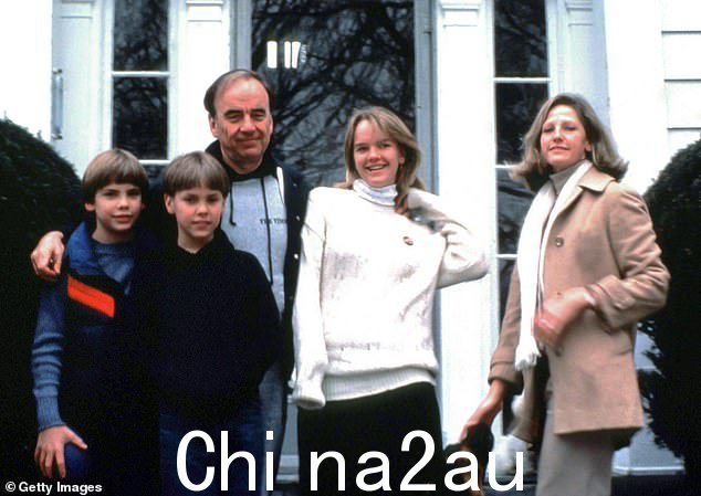 他与第一任妻子帕特里夏布克离婚后不久,于 1967 年与第二任妻子、记者安娜托夫结婚。默多克与安娜育有三个孩子:女儿伊丽莎白、儿子拉克兰和詹姆斯(如图)