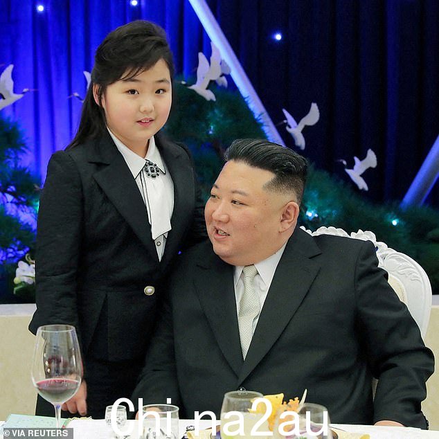 市民批评金柱爱(左图)与因缺粮而一日三餐都吃不上的‘普通人’的孩子看起来‘如此不同’” class=
