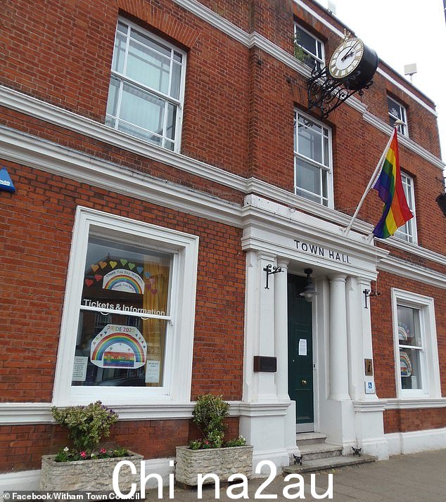 2020 年,Witham 镇议会任命了一名 LGBTQ+ 大使和一名 r彩虹旗在 6 月的骄傲月期间从市政厅飘扬