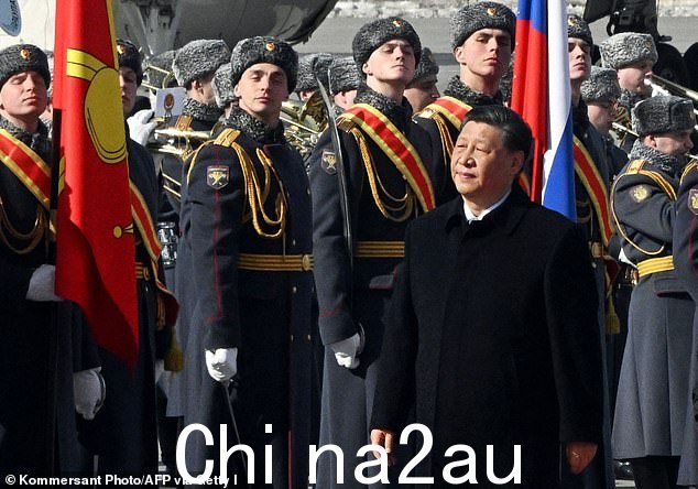 周一,习近平在莫斯科伏努科沃机场的欢迎仪式上走过仪仗队