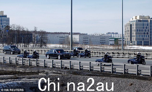 图:星期一,车队运送包括国家主席习近平在内的中国代表团成员抵达俄罗斯莫斯科