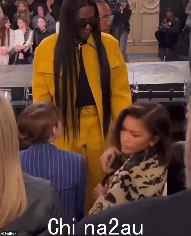 发表他的看法:Zendaya 的“形象设计师”Law Roach 在震惊辞职后,终于在他和这位女演员在巴黎时装周 Louise Vuitton 秀场上的病毒式传播视频中发表了讲话