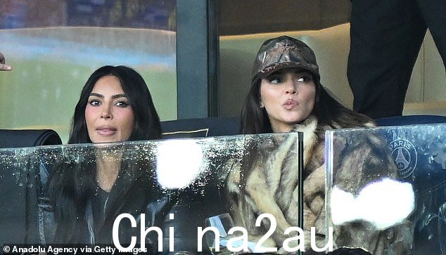 服装:Kendall 穿着皮草外套、帽子和太阳镜看起来一如既往的时尚,而 Kim 则穿着紧身黑色连身衣和 PVC 外套展示她的身材