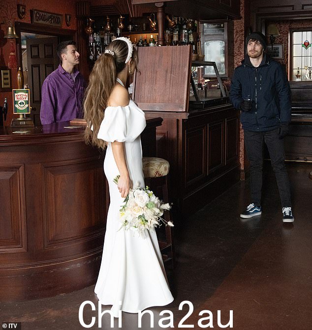 吓坏了!当 Ryan 装车时,Alya 祝他在伊维萨岛的新事业一切顺利,当他去酒吧接 Daisy 时,他们震惊地发现 Justin 潜伏在那里