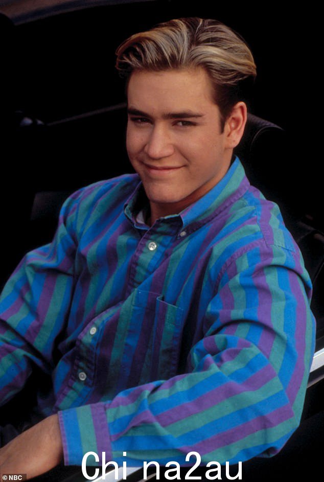 他在这儿!没错,就是 Mark-Paul Gosselaar! 1989 年至 1993 年在 NBC 播出的热门电视喜剧系列《钟声拯救》中,马克-保罗一举成名