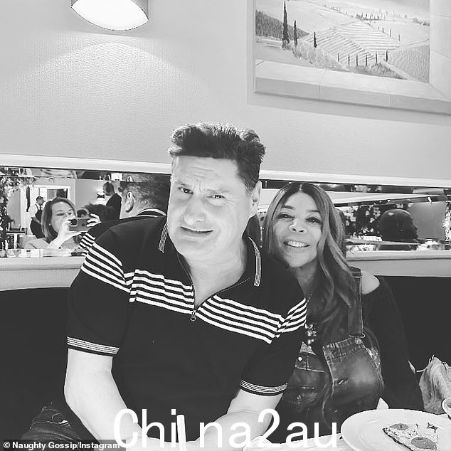 Spotted: Naughty But Nice 播客主持人 Rob Shuter 告诉该出版物,这位明星“看起来很孤独”独自坐着,但随后“看到她认识的人时像圣诞树一样亮起来”(合照)