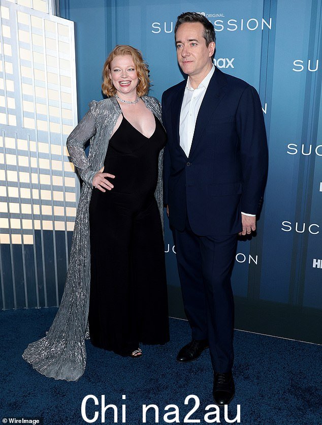 屏幕上的情侣:Sarah 与英国演员 Matthew Macfadyen 合影——他饰演 Shiv 的未婚夫 Tom Wambsgans