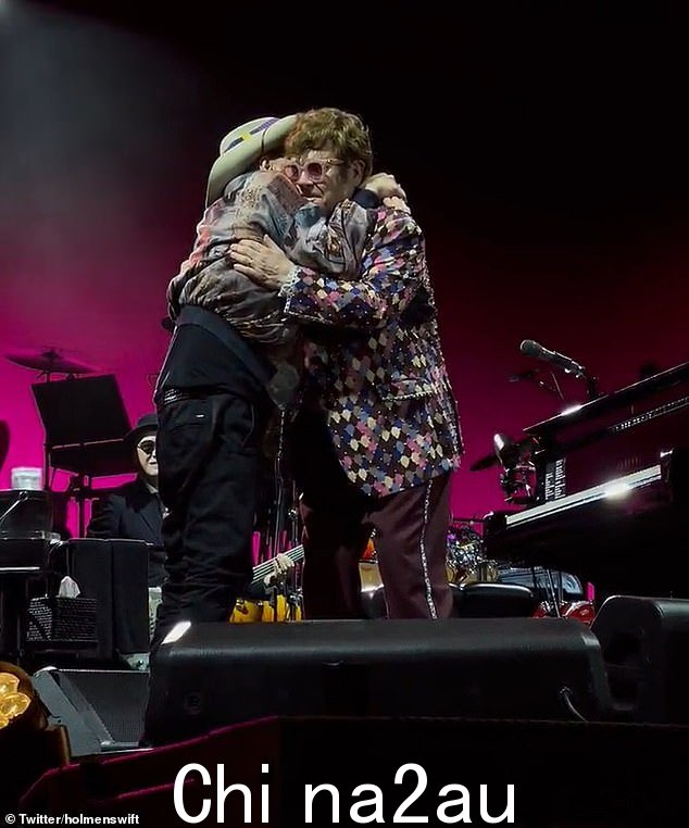 Sir Elton 将 Meldrum 带到舞台上表演 The B**** Is Back