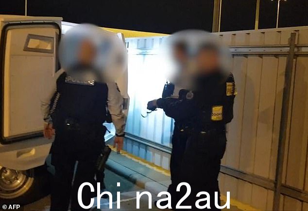 一名 30 岁的男子因涉嫌拒绝在捷星航班上的指定座位上而被电击并被捕(如图,澳大利亚联邦警察逮捕ing the man)
