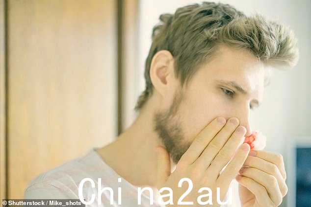 我的第一个想法是,血是从鼻子后面流出来的,因为血有点imes comes down both nostrils
