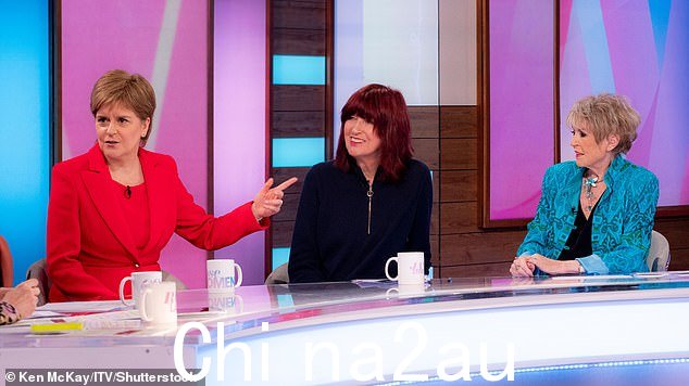 在午餐时间与 Janet Street-Porter(中)、Ruth Langsford、Gloria Hunniford(右)和 Coleen Nolan 交谈时,Nicola Sturgeon(左)警告 SNP 不要“扔婴儿”把洗澡水拿出来',因为它从她的领导层继续前进