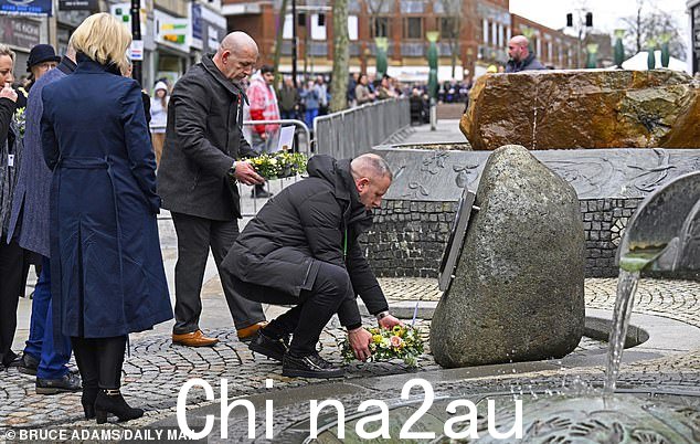 科林和温迪帕里在 1993 年 3 月 20 日爱尔兰共和军在布里奇街轰炸沃灵顿 30 周年纪念仪式上向纪念碑献花