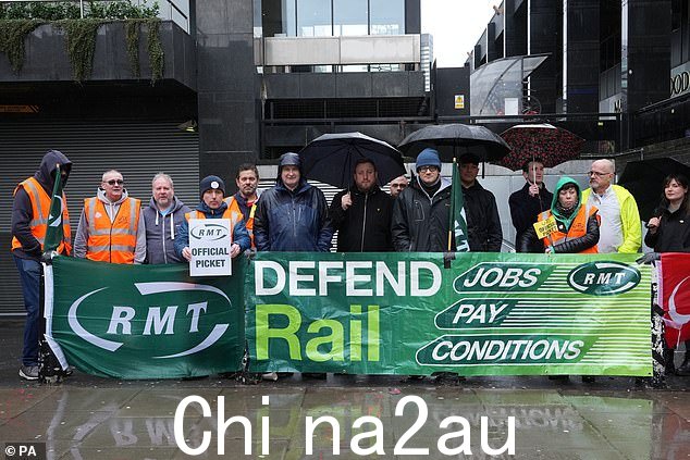 上周铁路罢工期间,伦敦尤斯顿车站外纠察线上的 RMT 成员