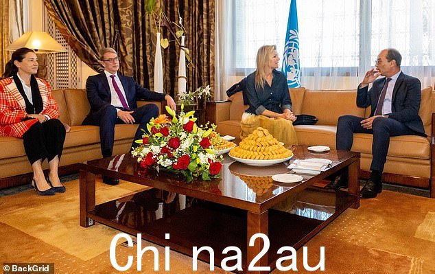 Maxima 在 Casablanca Inte 照片中摩洛哥国家机场与官员一起吃茶点
