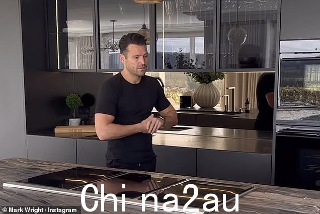 参观:36 岁的马克·赖特 (Mark Wright) 向粉丝们展示了他与妻子合住的价值 350 万英镑的埃塞克斯豪宅中令人难以置信的厨房