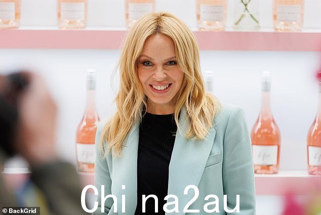 自然美:凯莉化了淡淡的妆,突出了她华丽的容貌,金色的长发披散成波浪形