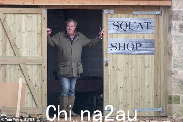 Jeremy Clarkson 在他位于牛津郡奇平诺顿的 Diddly Squat 农场商店外
