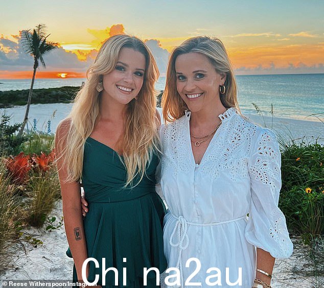 Lookalikes:Ava 和 Reese 在 2022 年的海滩度假期间并排出现