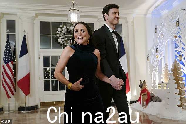 女演员 Julia Louis-Dreyfus 受到乔·拜登总统的嘉奖 - 她是他的长期支持者之一,(上图)她和她的儿子演员查理·霍尔参加了拜登父子 12 月的第一次国宴