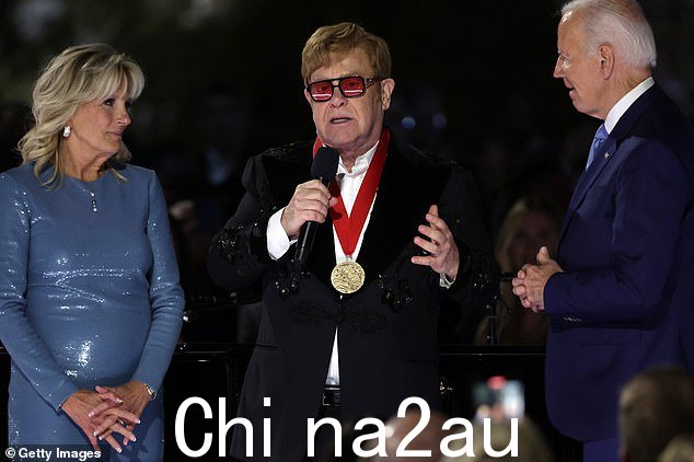 乔·拜登总统和第一夫人吉尔·拜登于 2022 年 9 月为歌手埃尔顿·约翰颁发了国家人文奖章,当时他在 W hite House