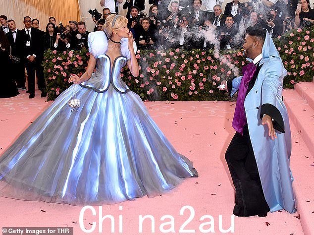 Law 以策划 Zendaya 在 2019 年 Met Gala 令人难忘的灰姑娘造型而闻名,同时扮演她的红毯仙女教母(如图)