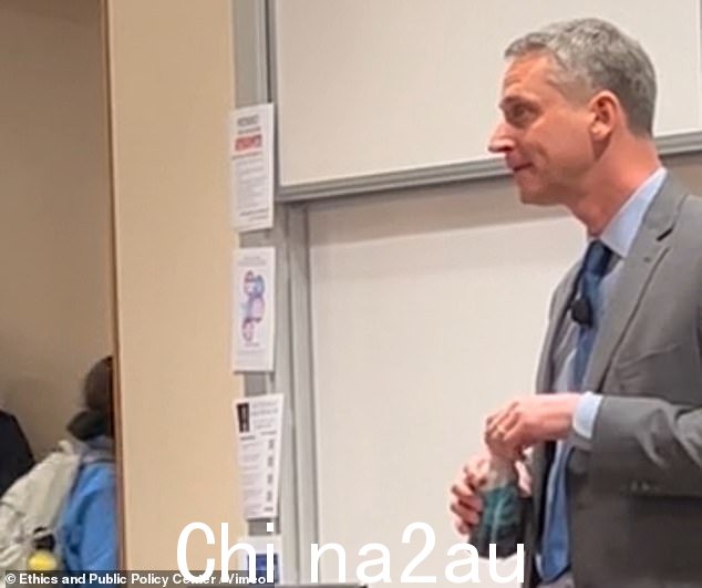 戈德堡提到了第五巡回上诉法院法官斯图尔特凯尔邓肯,他于 3 月 9 日受邀在加州大学的联邦党人协会课堂上发表关于“COVID、枪支和推特”的演讲=