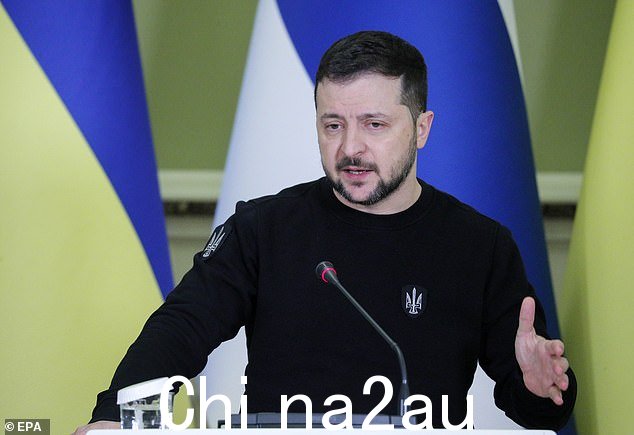 会见乌克兰总统 Volodymyr Zelensky,冒险家 Bear Grylls 试图通过采用他的野生动物恶作剧策略让他放松。图为:Volodymyr Zelensky 在新闻发布会上讲话乌克兰基辅,3 月 10 日