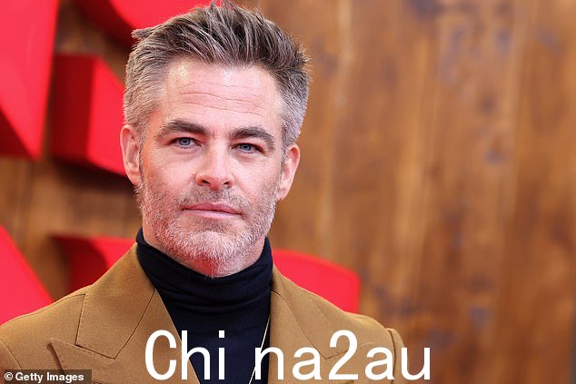 严肃:Chris 在进入放映前用性感的目光注视着摄像机