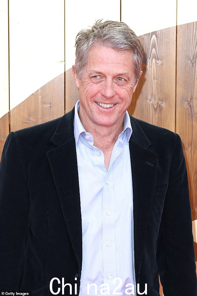 时尚:Hugh Grant 出席周一在德国柏林举行的《龙与地下城:盗贼荣耀》首映式时显得衣冠楚楚